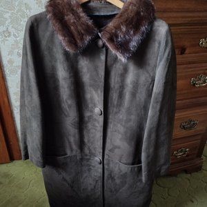 Hardly Worn 1960s Womens Dark Brown Suede Jacket with Fur Collar & Zipped Lining